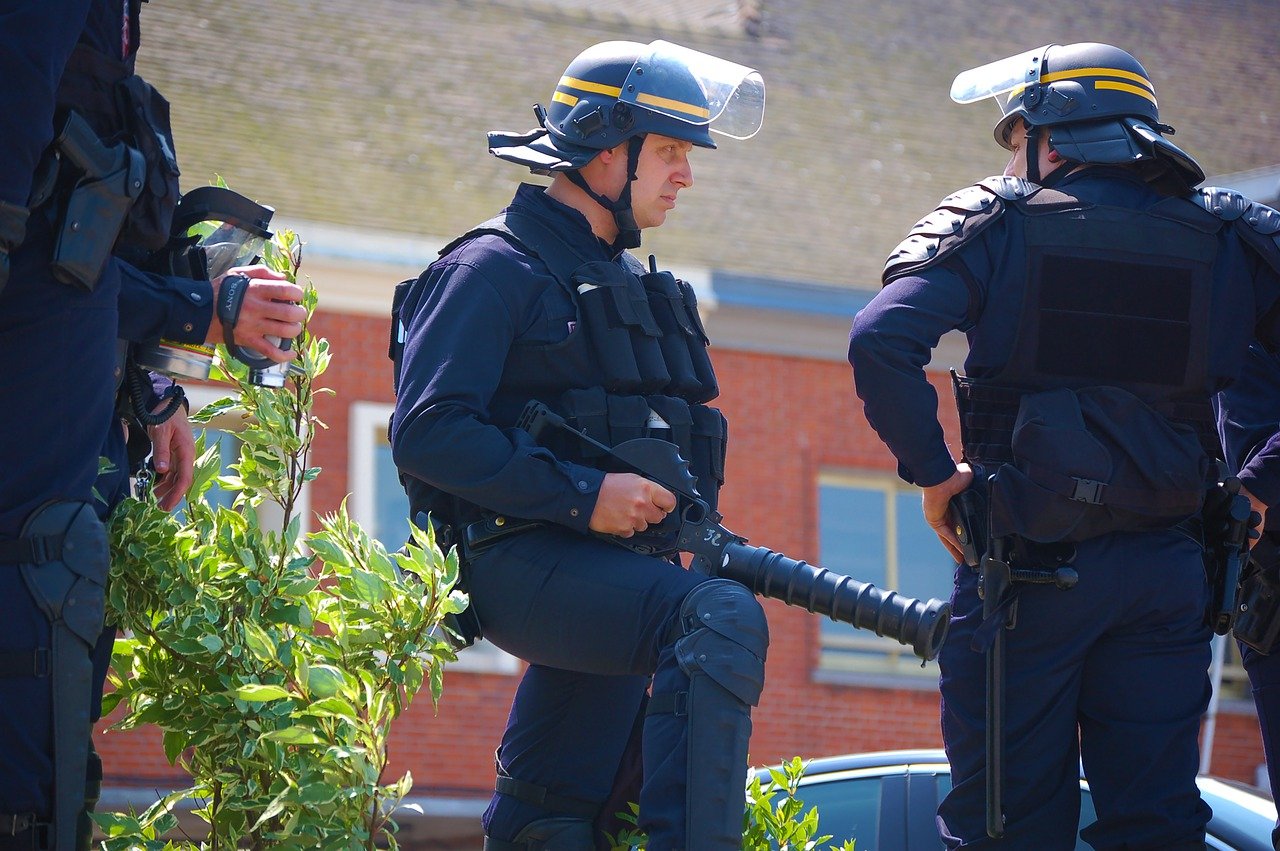 Paris: Două persoane au murit după ce poliția a deschis focul asupra unei mașini