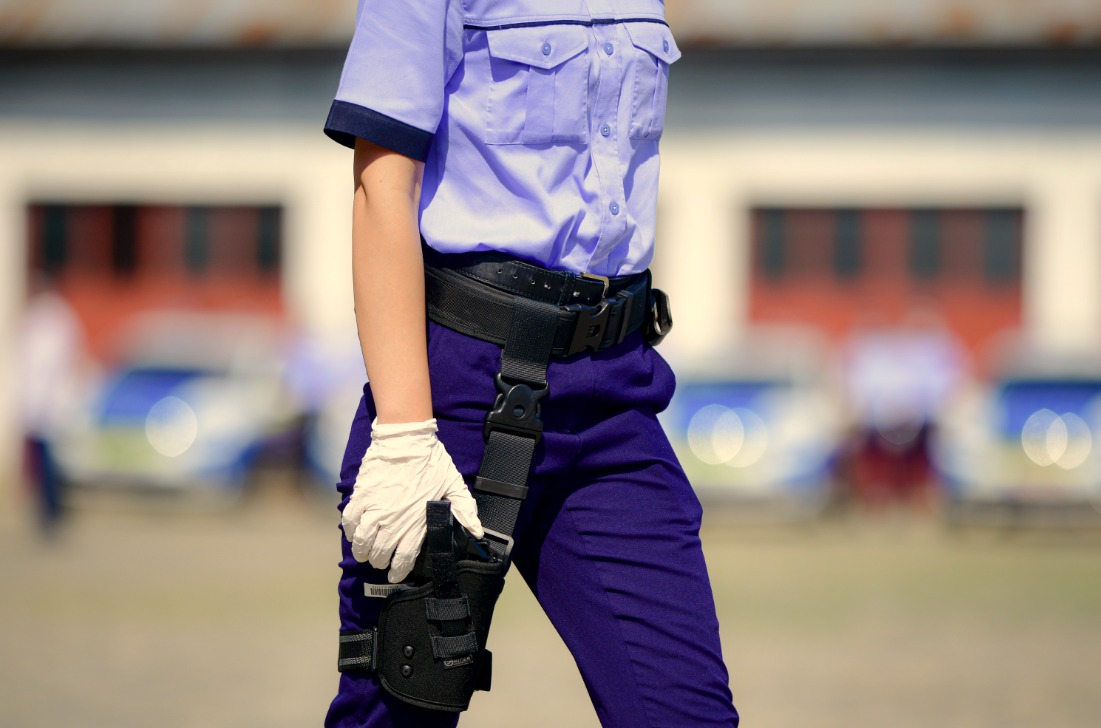 Șefă din Poliție, încătușată după ce și-a bătut un coleg de serviciu. Pentru imobilizarea femeii a fost nevoie de trei bărbați