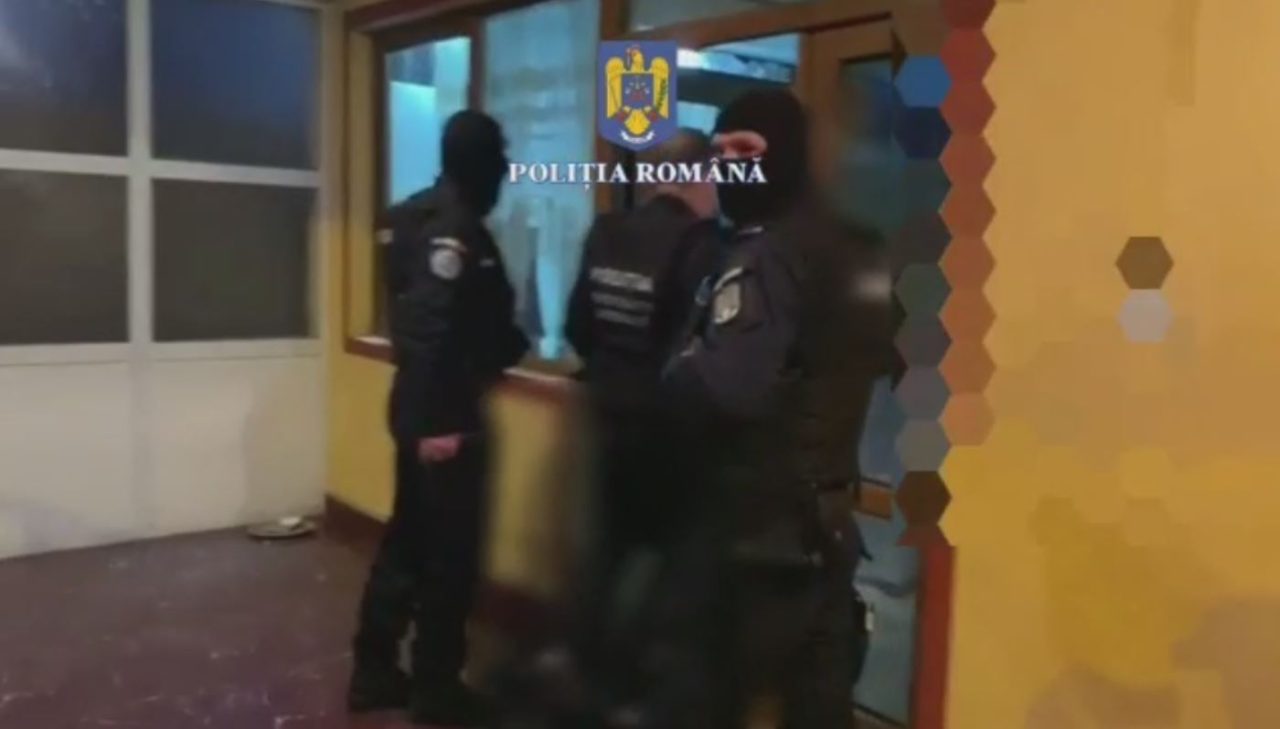 VIDEO | Percheziții în București, Bârlad și Ploiești la persoane suspectate de suspectate de înşelăciune, ameninţare şi deţinere ilegală de arme