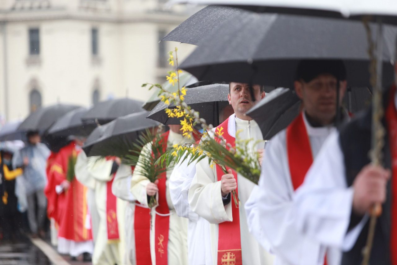 FOTO | Prima procesiune de Floriile Catolice în București după o pauză de doi ani, din cauza pandemiei