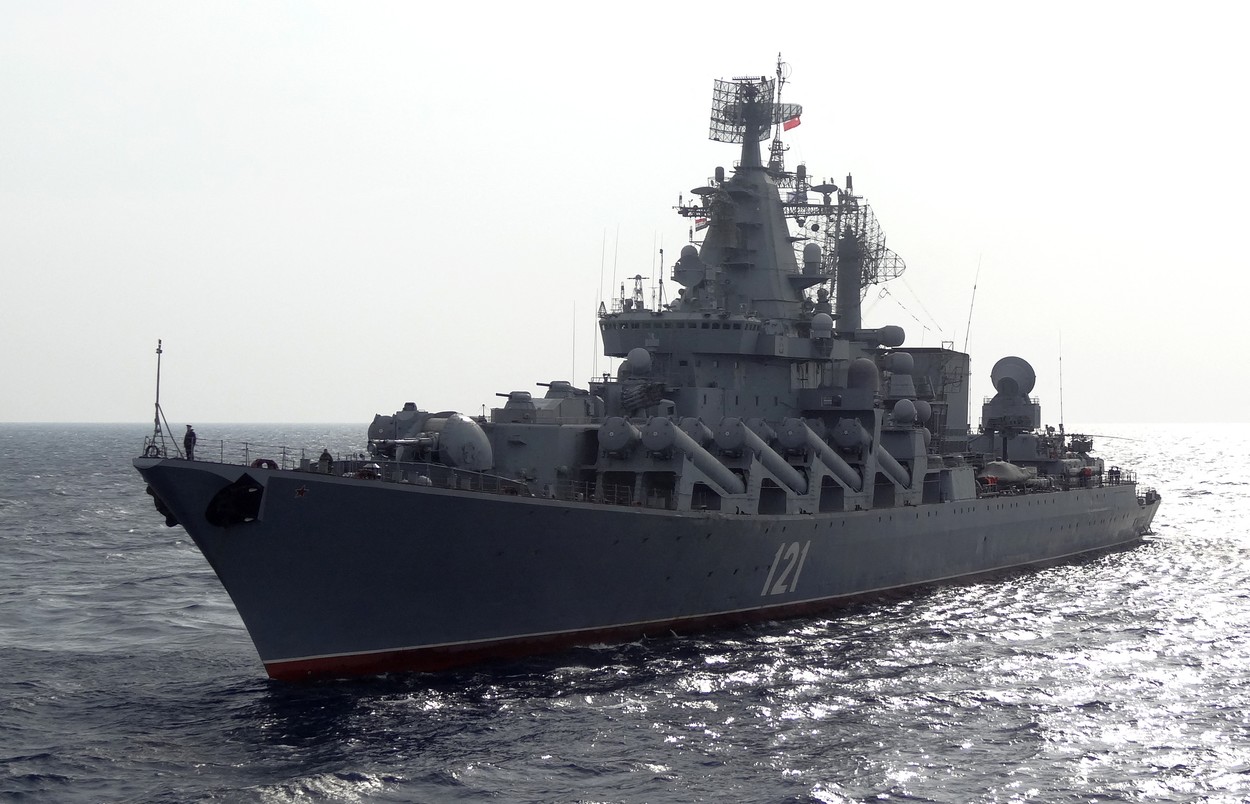 Crucișătorul Moskva, nava amiral a flotei rusești din Marea Neagră, s-a scufundat după incendiul de miercuri noapte. Moscova susține că explozia a fost provocată de muniția de la bord, în timp ce Kievul revendică atacul