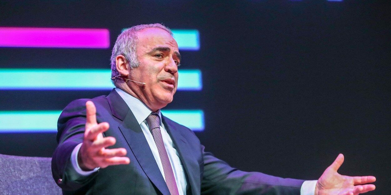 Kasparov, după moartea lui Navalnîi: „PUTIN a încercat, fără succes, rapid şi în secret cu otravă, iar acum l-a asasinat lent şi public în închisoare”