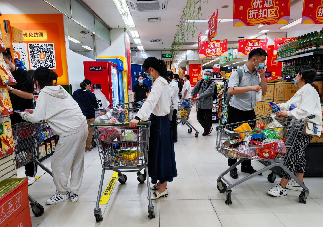 Locuitorii din Beijing s-au repezit să-şi facă provizii de teama unor restricţii ca cele din Shanghai