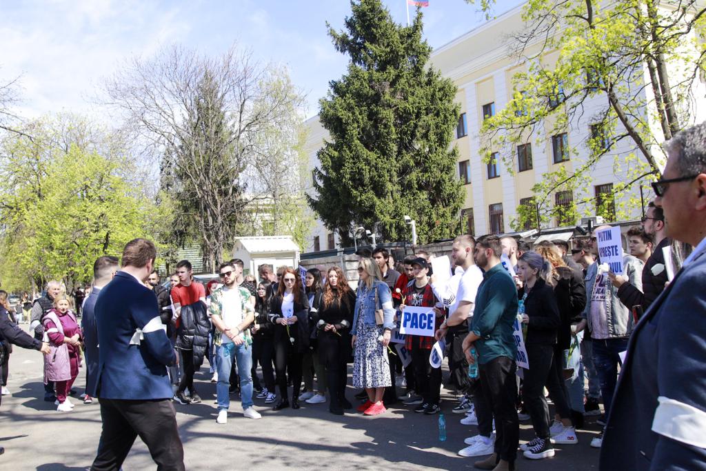 FOTO | Organizația de Tineret a PMP, protest în fața Ambasadei Federației Ruse din București. „Masacrele din ultimele săptămâni trebuie să înceteze”