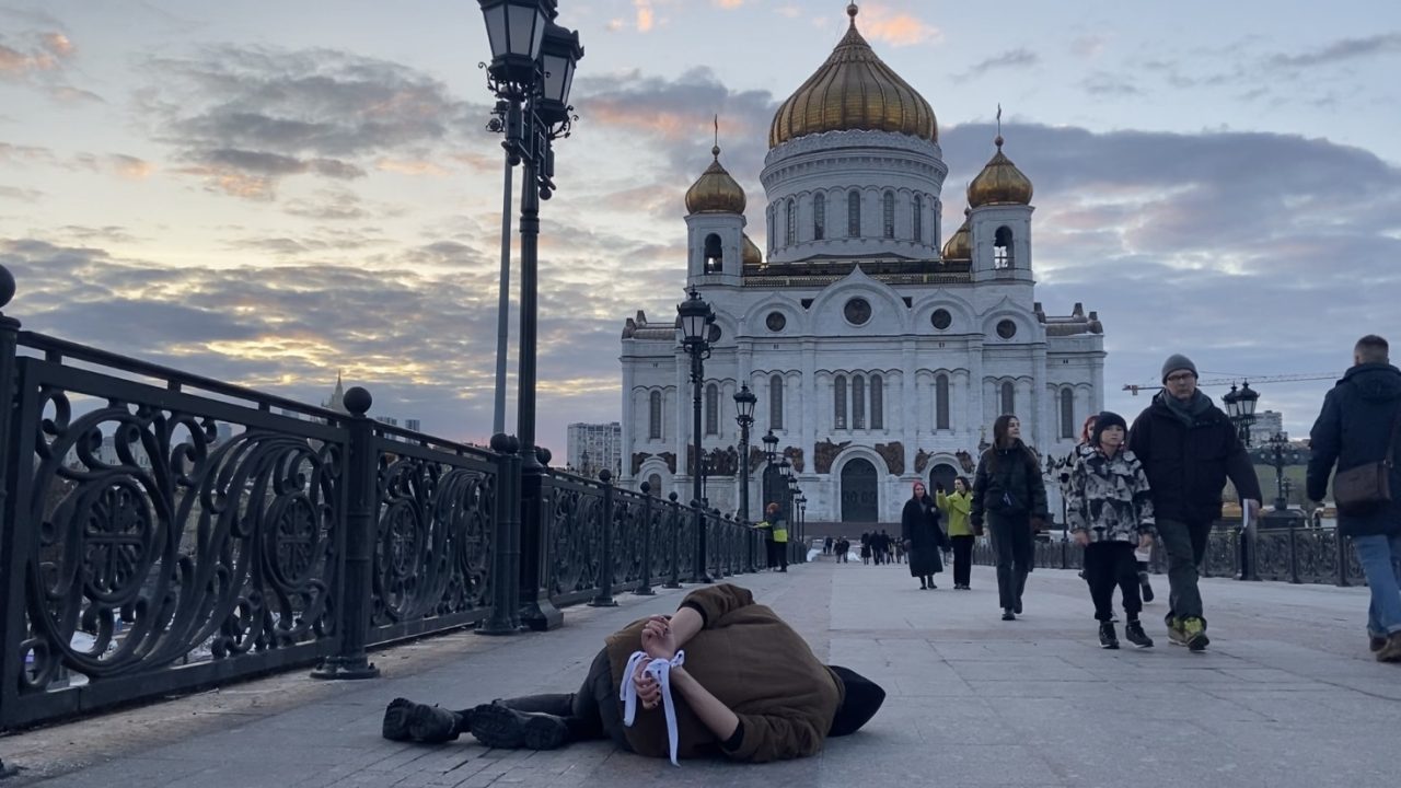 Manifest împotriva masacrului din Bucea: Un protestatar s-a întins pe jos, cu mâinile legate la spate, pe mai multe străzi din Moscova