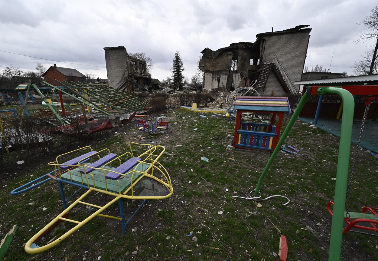 Atac rusesc asupra unei școli în care se adăposteau 90 de persoane: Doi oameni au murit și alți 60 se află sub ruine – guvernator