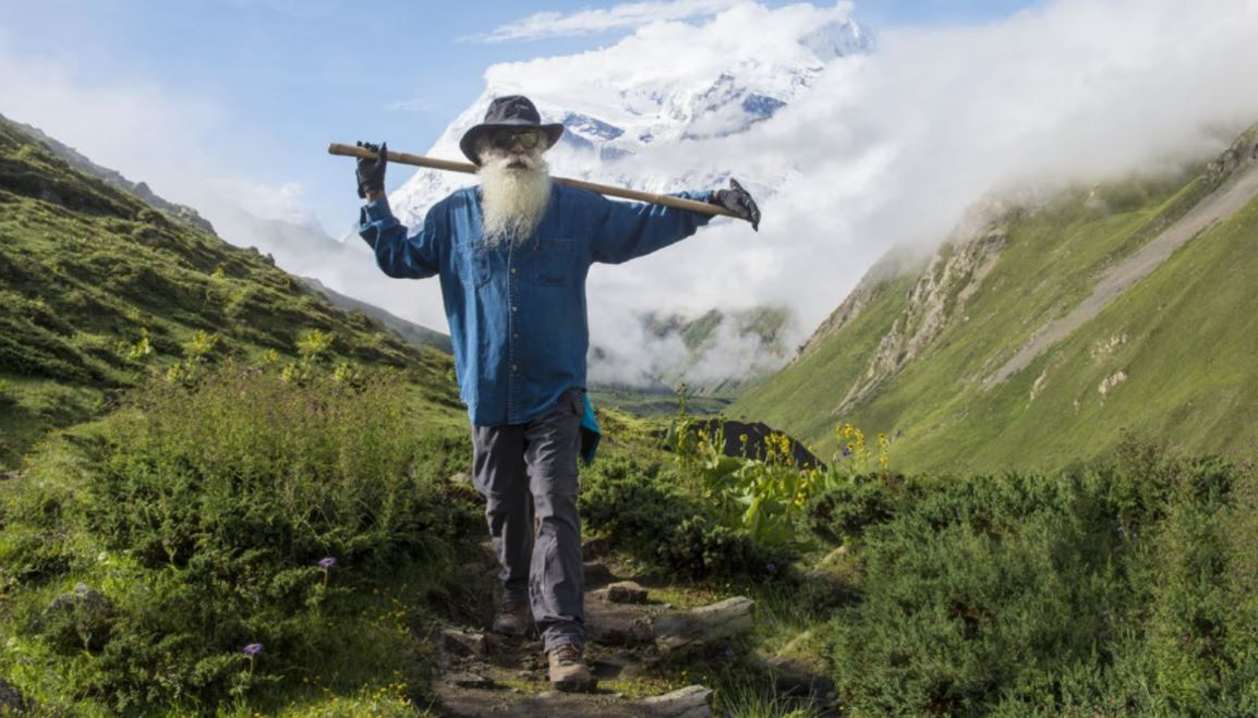 Sadhguru vine în România, într-un tur mondial de motocicletă! Mesajul său este legat de salvarea solului