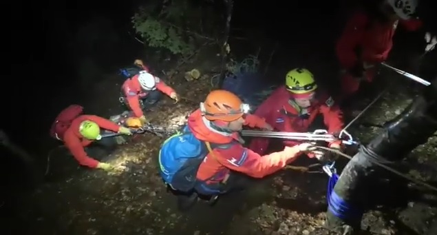 VIDEO | O echipă de 18 salvatori montani, intervenție pentru salvarea unui tânăr, căzut pe Valea Caraimanului. În ce stare a fost găsit