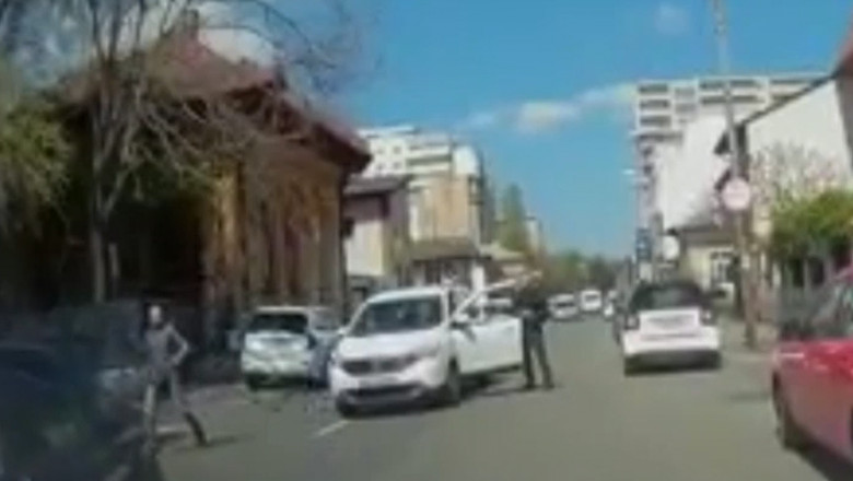 VIDEO | Scandal în care s-au folosit un topor și spray paralizant, după o șicanare în trafic. Bătaia a avut loc în Capitală și a fost surprinsă de o cameră de bord