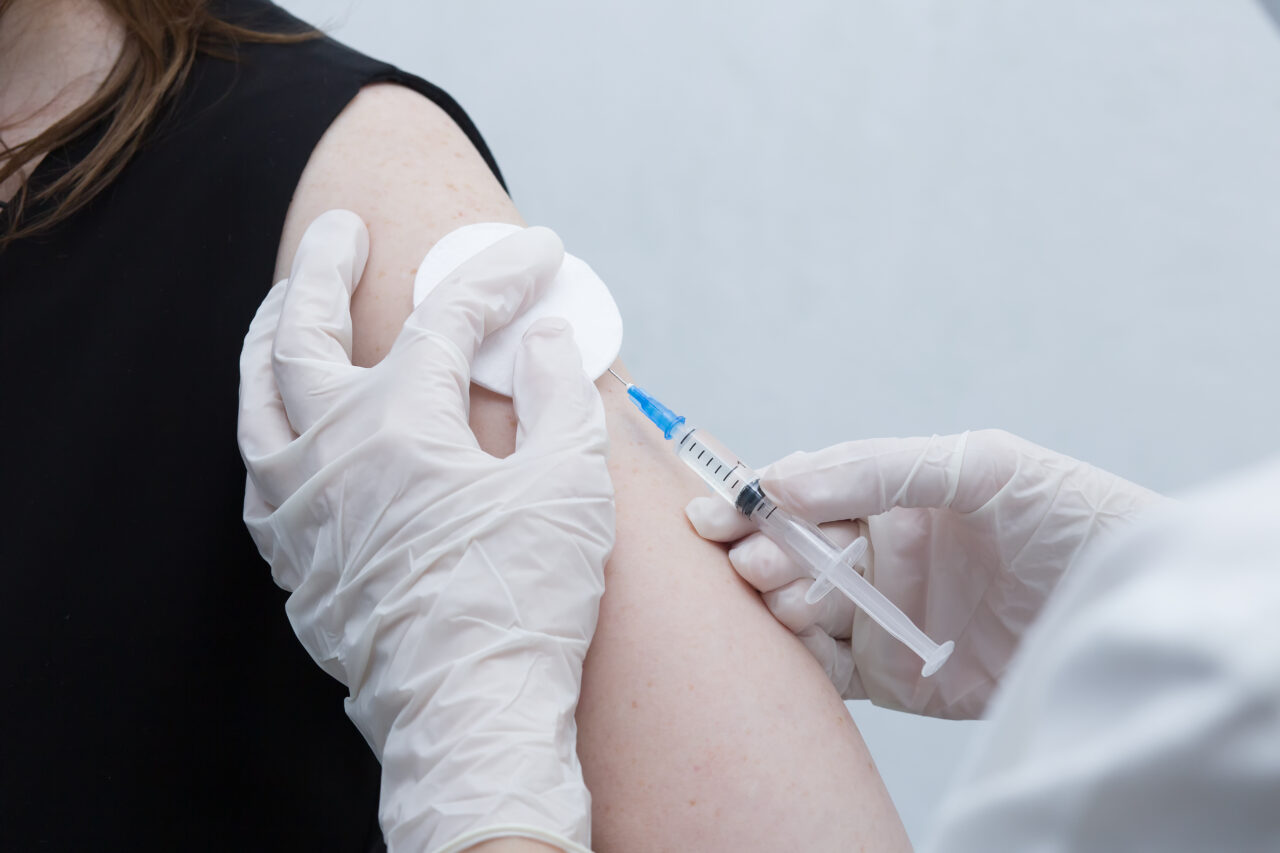 UE recomandă vaccinarea cu al doilea „booster” a persoanelor care au peste 60 de ani împotriva unui nou „val vast” de COVID-19