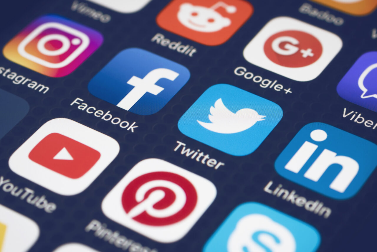 UE impune noi reguli pentru platformele online. Google, Facebook, vizate