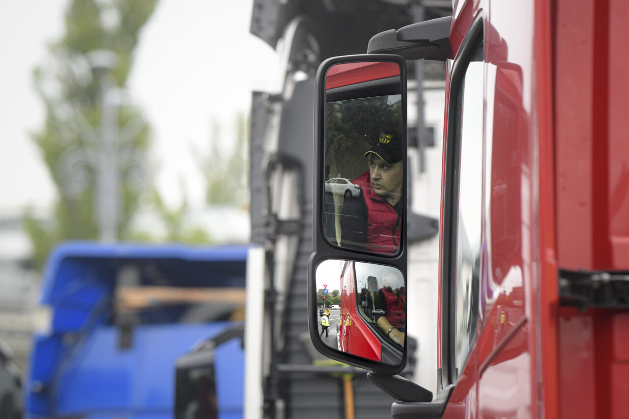 Un șofer român de TIR a făcut plinul de 262 de ori și nu a plătit niciodată. Cum a reușit