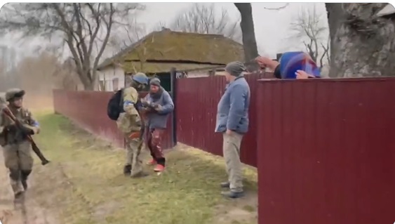 VIDEO | „Cât v-am așteptat”. Soldații ucraineni, primiți cu pâine și lacrimi în ochi, într-un sat eliberat de ruși