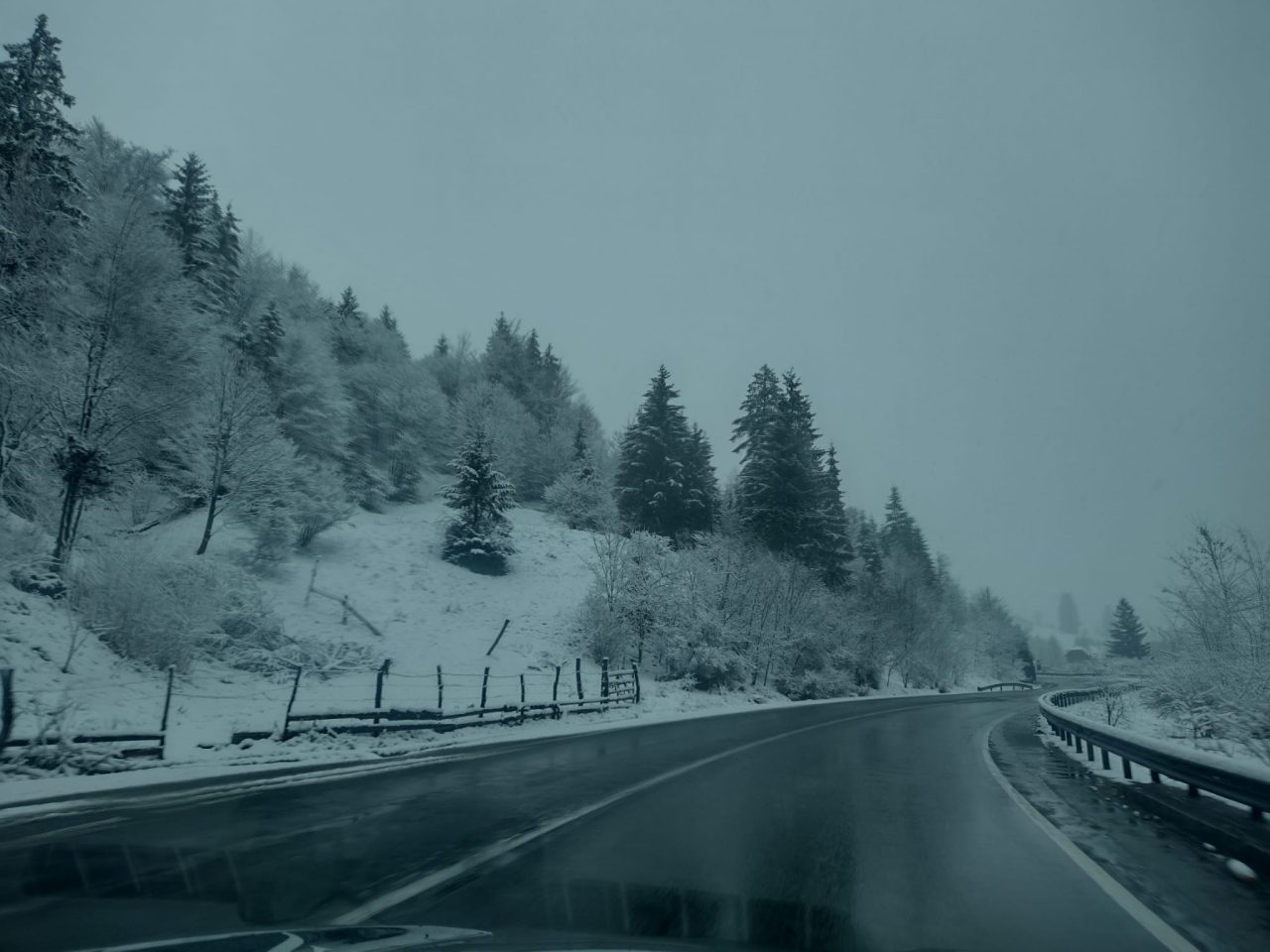 FOTO – Strat de zăpadă de 10 centimetri în Pasul Tihuţa. Cum se circulă în zonă