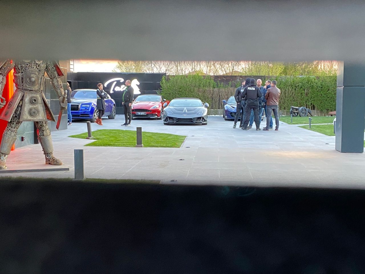Anchetatorii au descins în casa din Pipera a luptătorului Tristan Tate, fost iubit al Biancăi Drăgușanu. Ar fi sechestrat o femeie, alături de fratele său/EXCLUSIV
