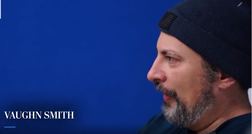 Nu are studii superioare și lucrează ca spălător de covoare, dar știe 40 de limbi, inclusiv româna. Incredibila poveste a lui Vaughn Smith