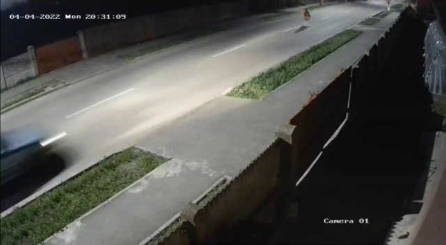 VIDEO O femeie a fost spulberată de o mașină pe o stradă din localitatea Băilești. Momentul tragediei, surprins de camerele de supraveghere din zonă