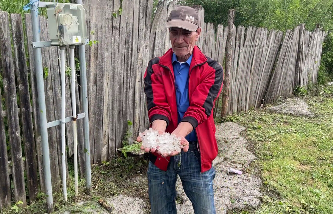 VIDEO – REPORTAJ | Grindina de duminică a fost atât de mare încât nu s-a topit nici luni. La Urzicuța, oamenii au făcut atacuri de panică