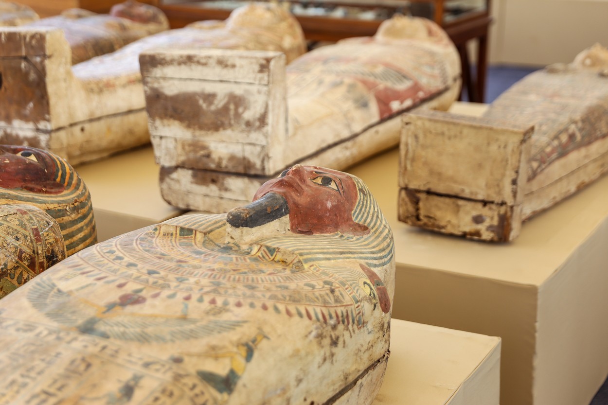 GALERIE FOTO | Descoperire istorică în Egipt. Au fost găsite 250 de sarcofage în care se află mumii şi 150 de statui de bronz