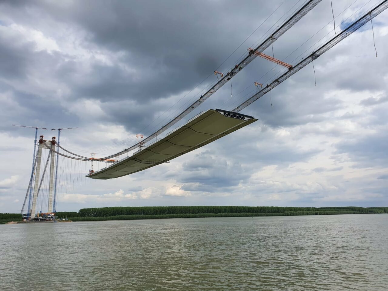 GALERIE FOTO | Imagini spectaculoase cu cel mai mare pod din România și al treilea din Europa. Cum se montează tablierul la „Golden Gate” de Brăila