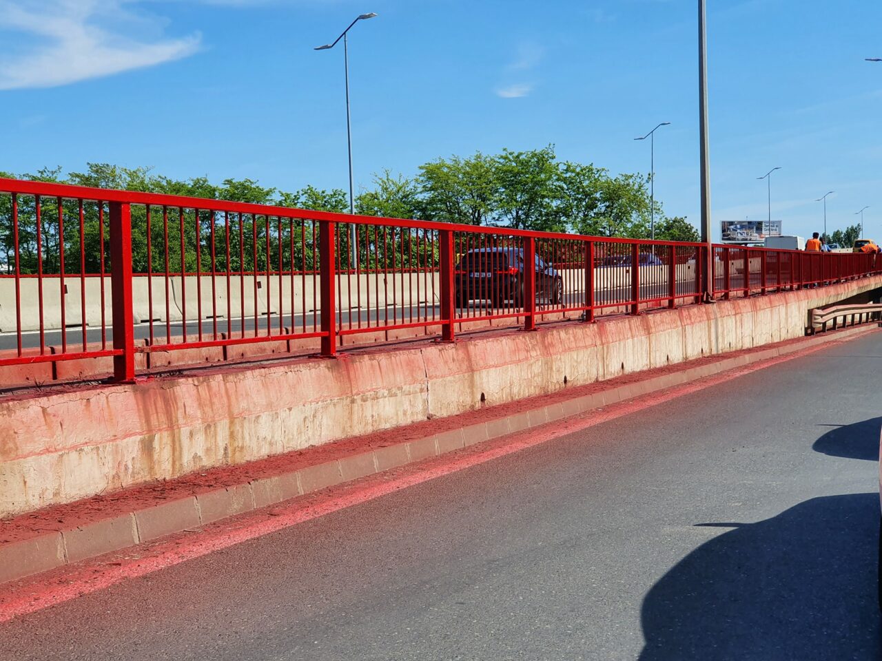 Imagini virale la Otopeni: „Dorel” a vopsit balustradele podului cu tot cu bordurile, mașinile parcate și vehiculele din trafic. Reacția unui oficial din Ministerul Transporturilor