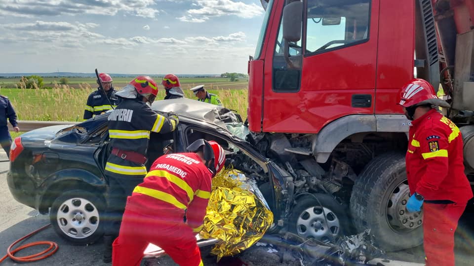 Două persoane au murit după ce mașina în care se aflau a intrat într-un tir de pe contrasens. Circulația pe DN 3, blocată