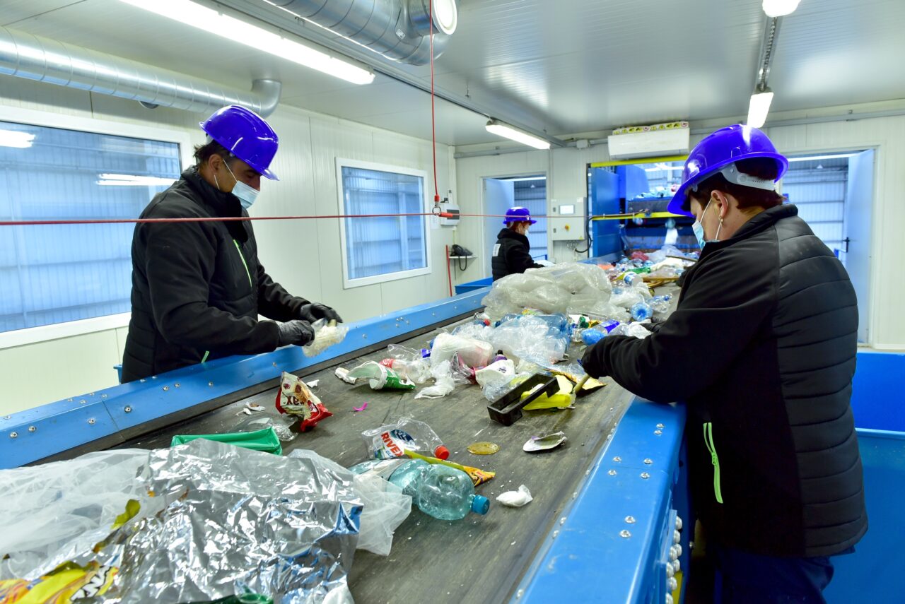 Desfaci. Folosești. Arunci unde & cum trebuie / Reciclarea, pe înțelesul tuturor. Mai întâi a fost colectarea separată!