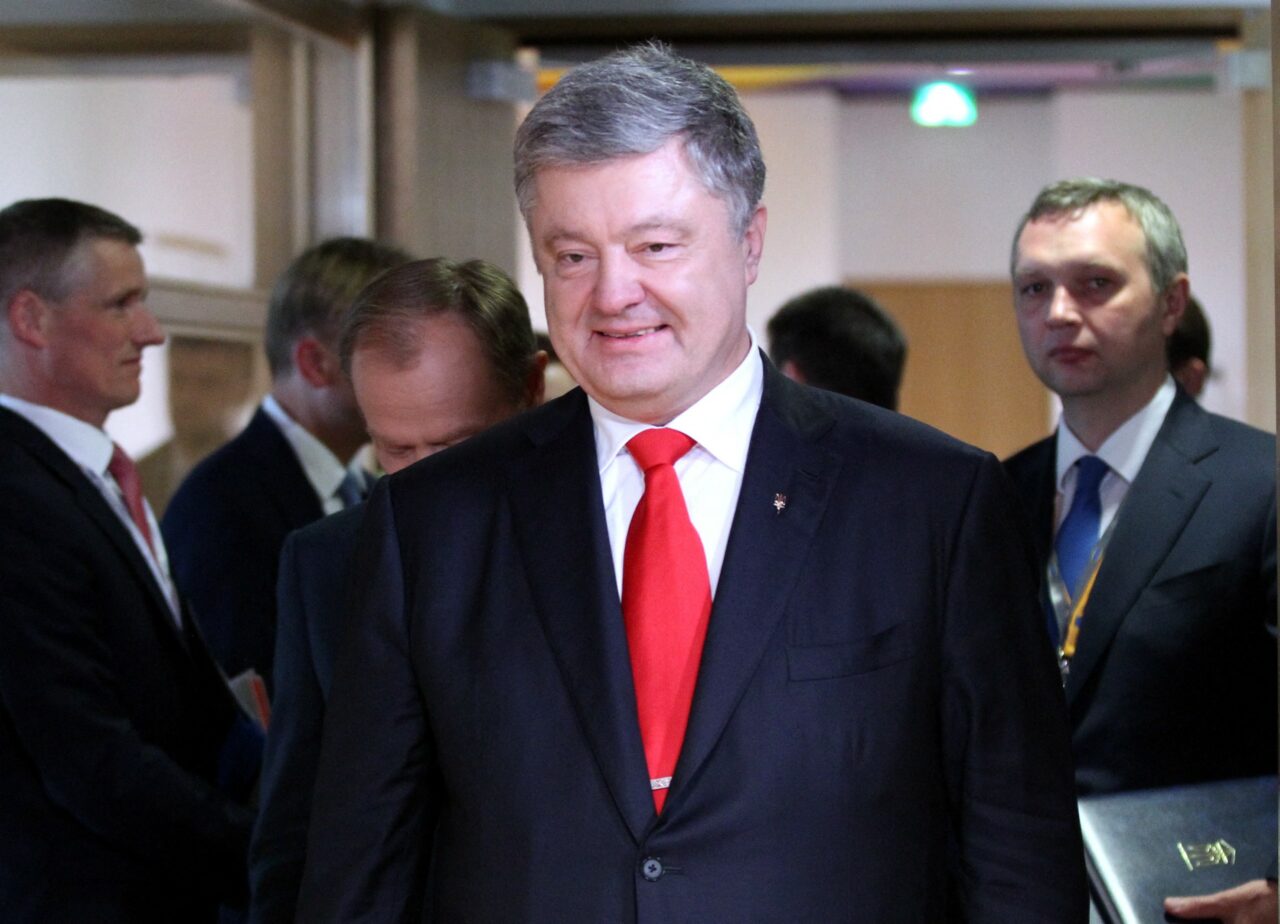Fostul președinte al Ucrainei, Petro Poroșenko, investigat pentru acuzații de trădare, a fost lăsat să plece din țară