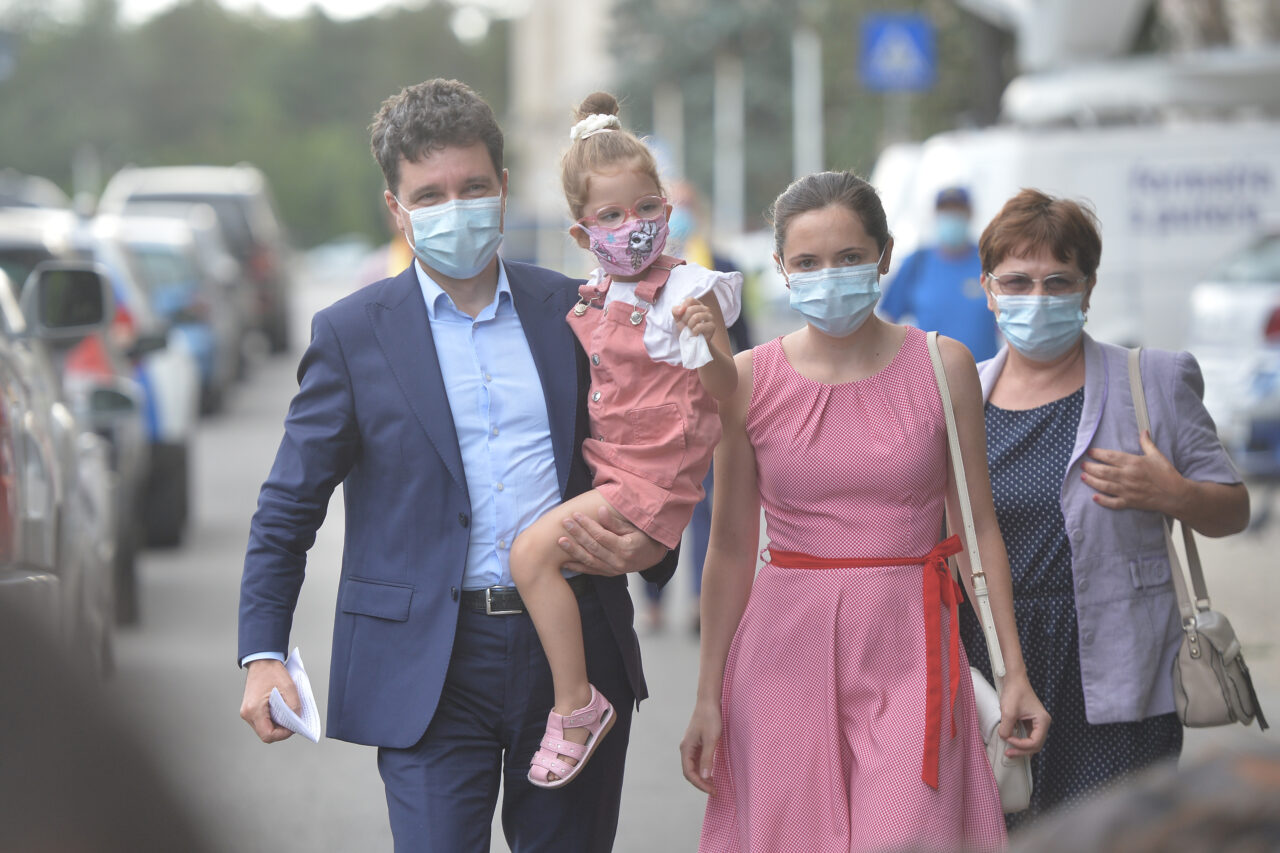 Nicușor Dan este tată de băiat. Unde a născut soția primarului general