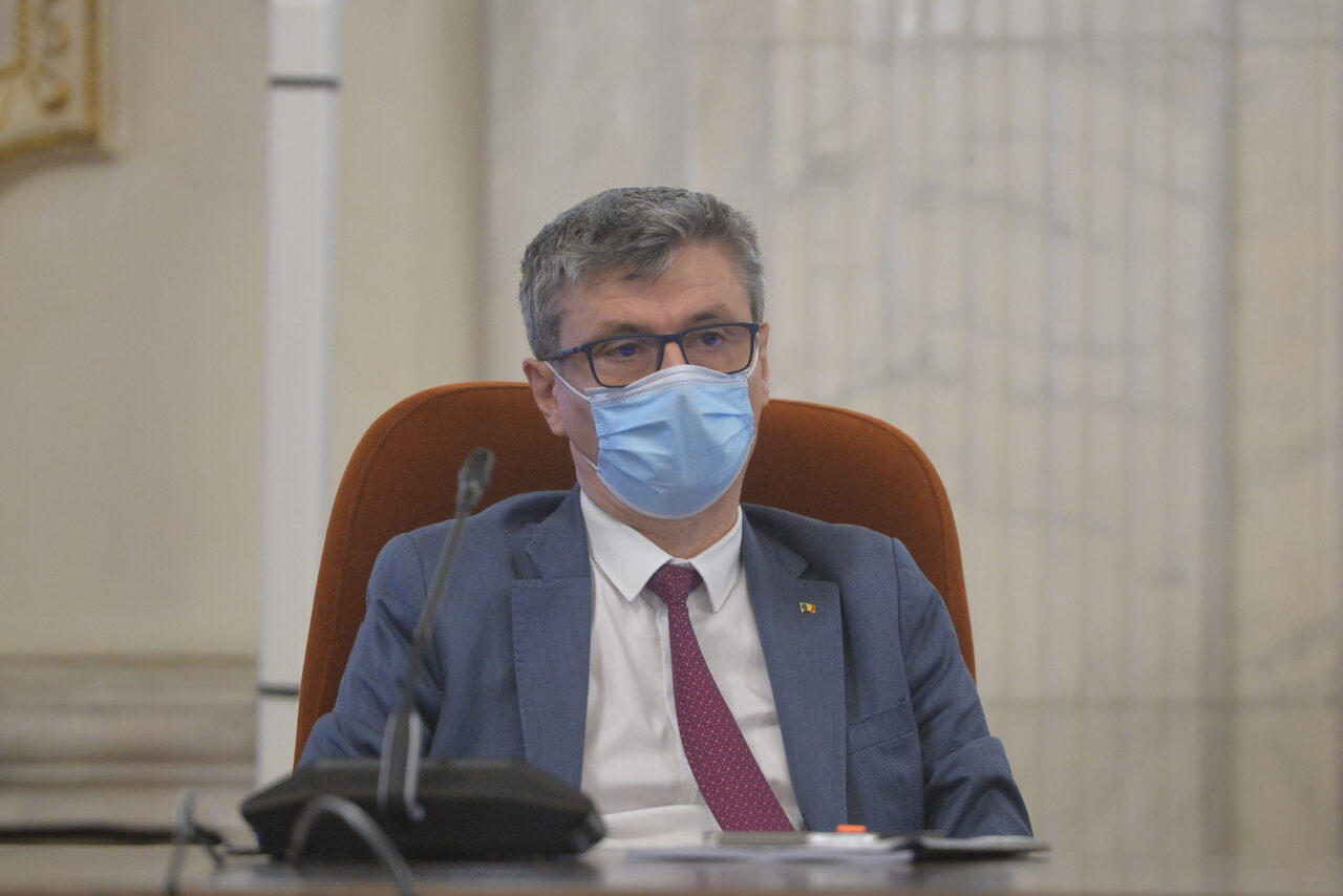 VIDEO | Virgil Popescu: „Mi-e foarte greu să înţeleg de ce există această încercare de inducere a unei panici în rândul populaţiei, că la energie electrică vor fi facturi fabuloase. Peste 90 și ceva la sută din oameni sunt asigurați cu prețurile”