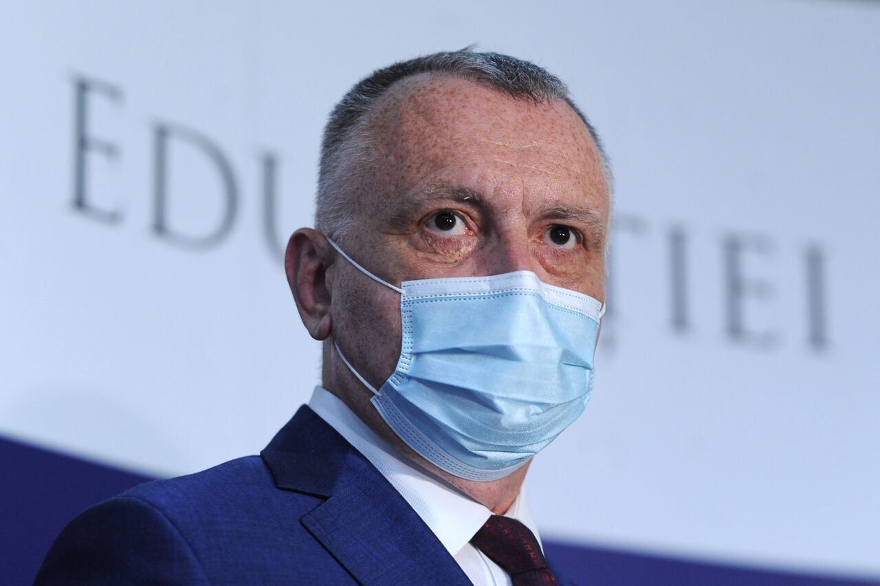 VIDEO | Sorin Cîmpeanu: „La nivel național, suntem obligați să încurajăm și performanța, excelența. Cinci dintre cei şase premianţi de la olimpiadă provin din familii care nu au un standard financiar spectaculos”