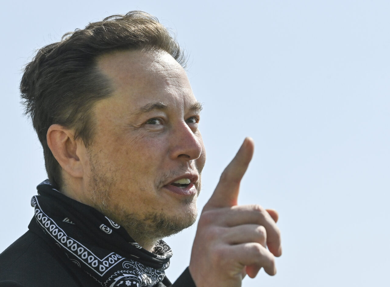 Elon Musk cumpără totuși Twitter! De ce s-a răzgândit cel mai bogat om din lume