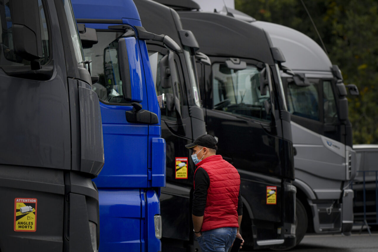 Ministerul Finanțelor propune o schemă de ajutor pentru transportatori. Aceștia ar urma să primească de la stat 50 de bani pentru litrul de carburanți
