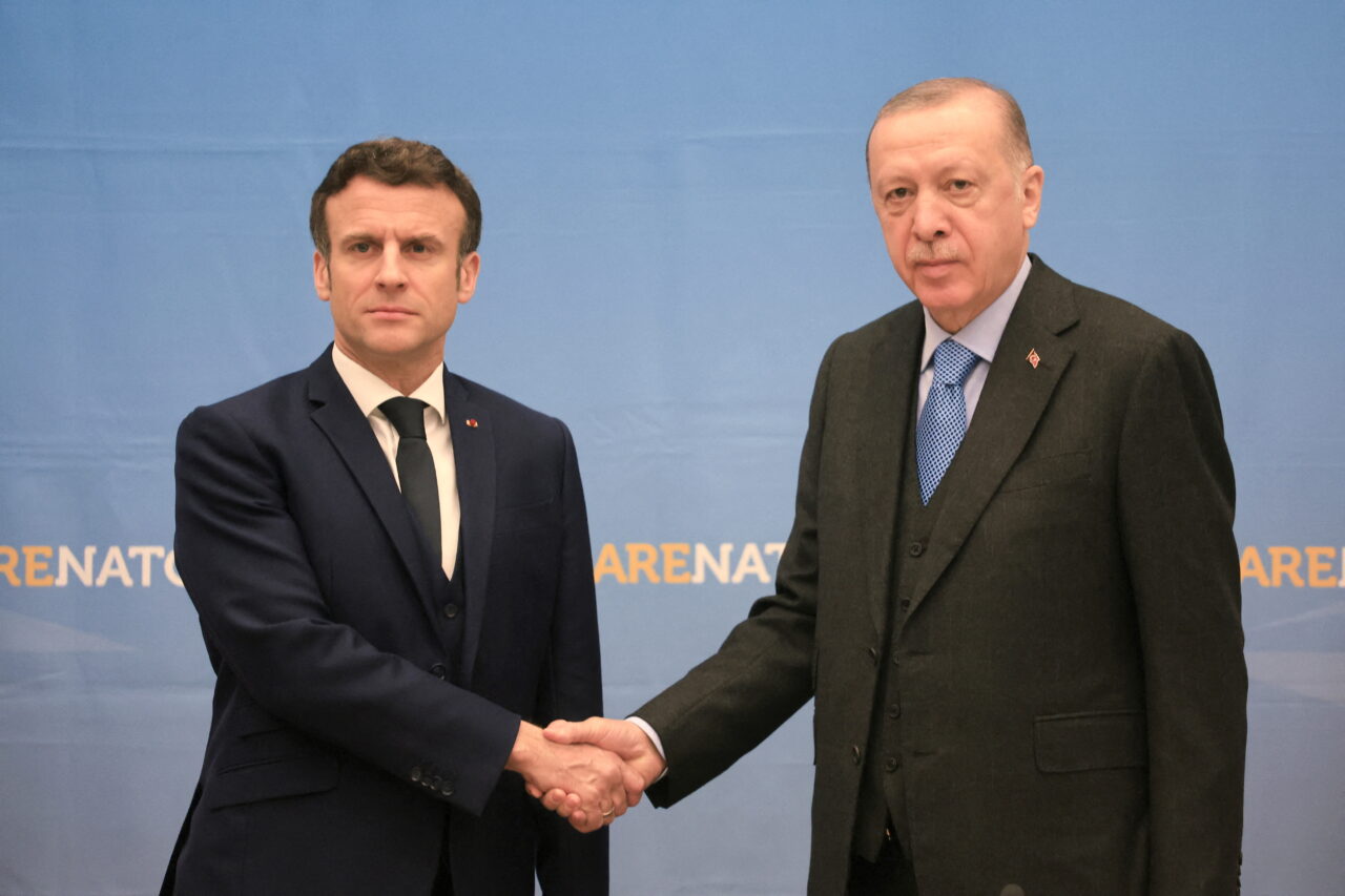 Emmanuel Macron i-a cerut lui Recep Erdogan să respecte dorința Suediei și Finlandei de aderare la NATO