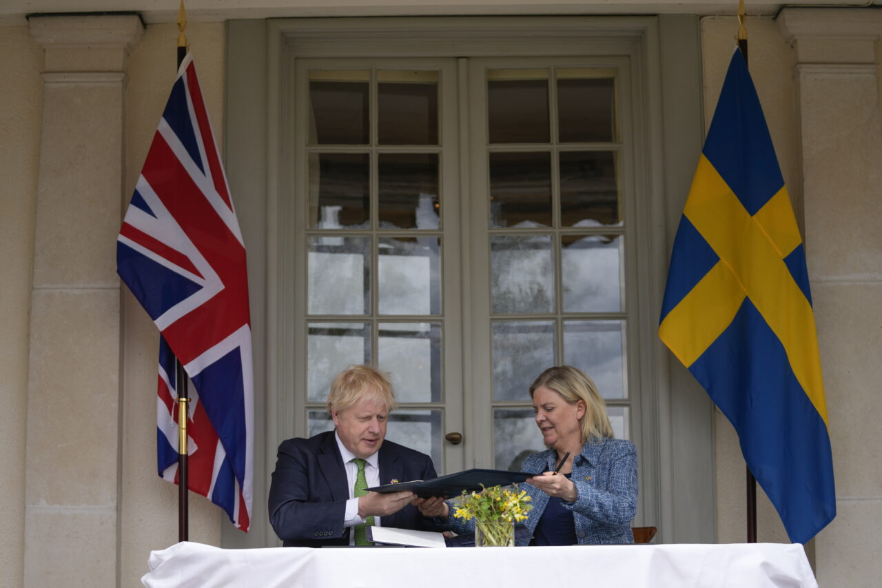 Prim-ministrul Suediei şi omologul său britanic au încheiat un acord de apărare reciprocă. Semnarea declaraţiei are loc înaintea deciziei Stockholmului de aderare la NATO