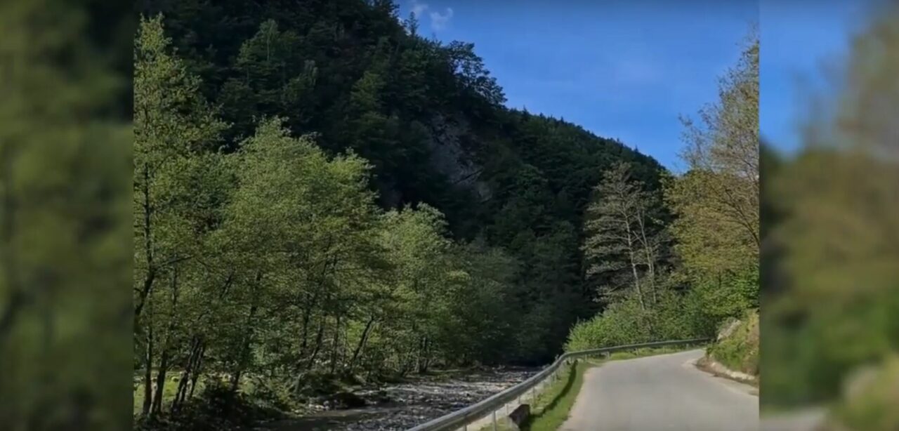 VIDEO | Șoferii, „salvați” de TransPerișani. Cum arată drumul de munte alternativă la „iadul” de pe Valea Oltului
