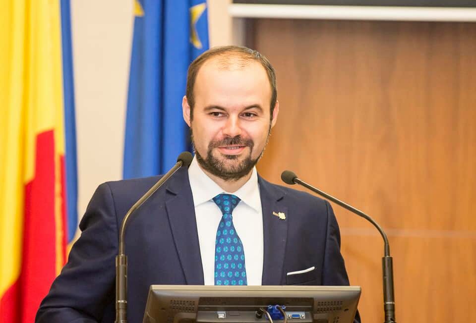 Oficial BNR despre îndemnul lui Isărescu de „a bea un ceai de tei” la prezentarea Raportului asupra inflației: Invită la calm și rațiune. Inflația e o boală, iar BNR aplică medicamentul