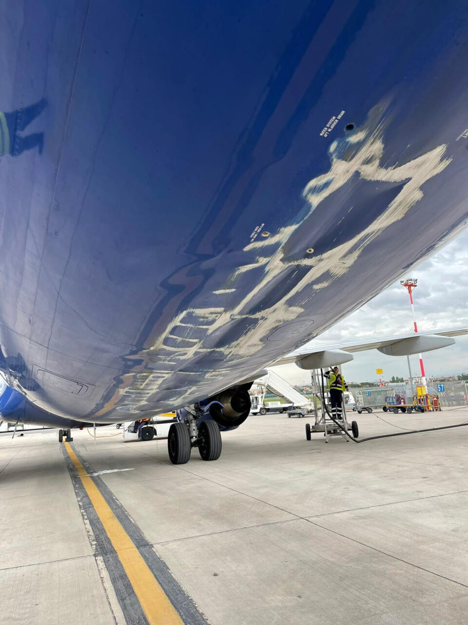 Un avion Blue Air a rămas la sol timp de nouă zile, pe aeroportul din Napoli, după o aterizare de urgență
