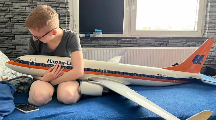 O femeie atrasă sexual de obiecte spune că are o relație cu un avion. În trecut era atrasă de un tren expres
