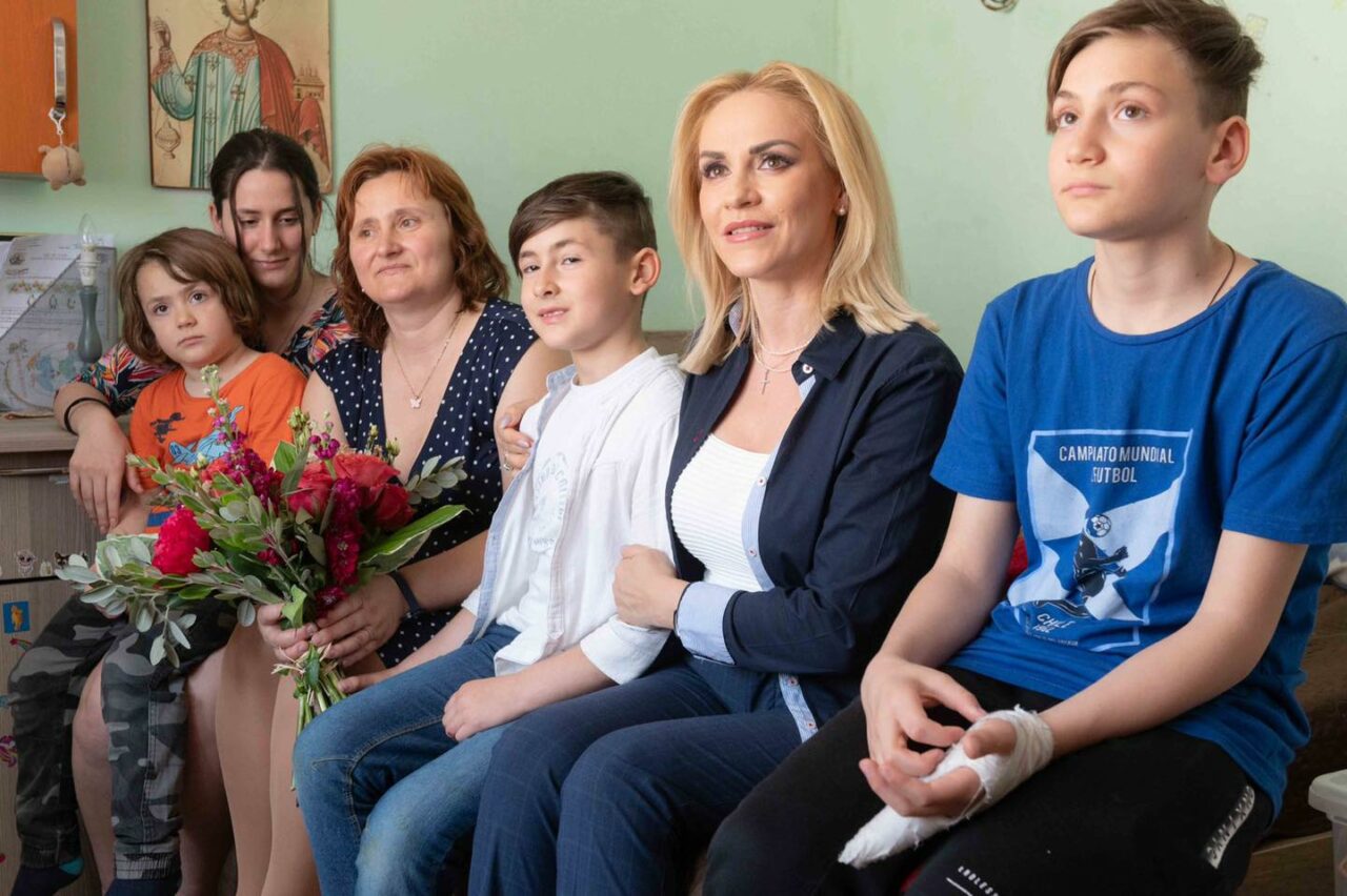 VIDEO | Gabriela Firea a anunțat, din mijlocul unei familii cu 7 copii, proiectele Ministrului Familiei pentru stoparea declinului demografic