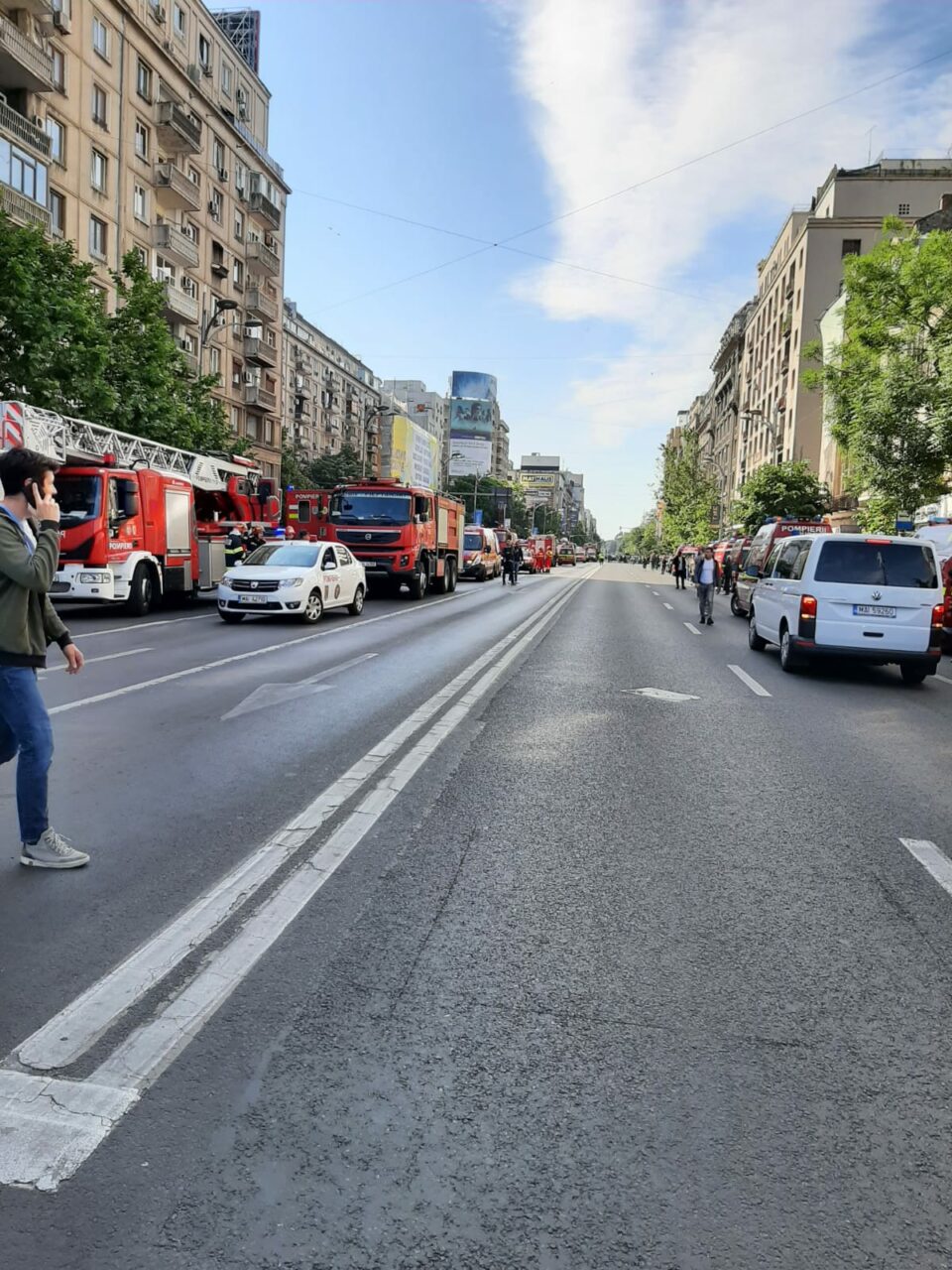 UPDATE | Circulația a fost reluată pe Bulevardul Magheru după dificultățile din trafic cauzate de intervenția pompierilor la stația de metrou