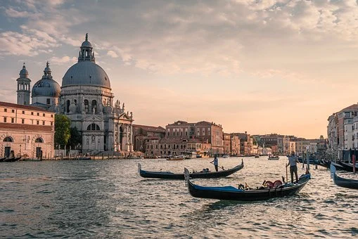 Italia renunţă de miercuri la restricţiile anti-COVID impuse turiştilor la intrarea în țară