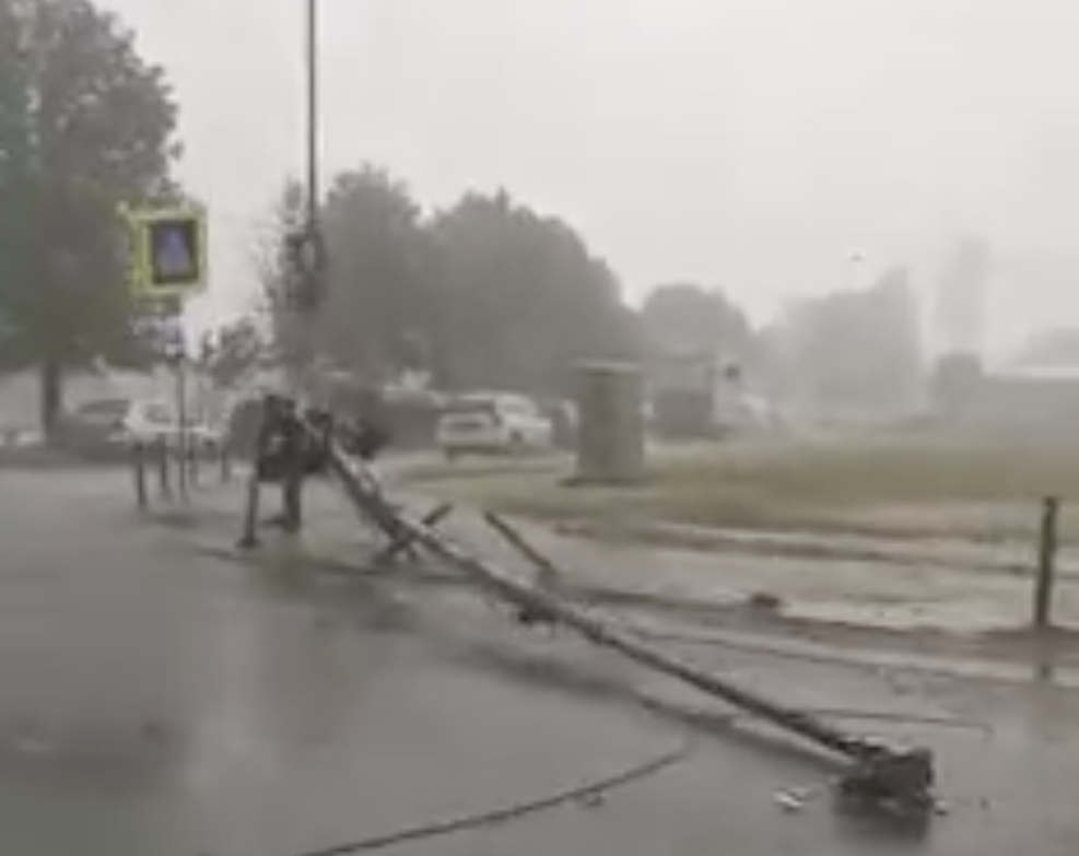 FURTUNILE violente au făcut prăpăd în estul și sud-estul României. Zeci de copaci rupți, acoperișuri distruse. 20 de localități, fără curent