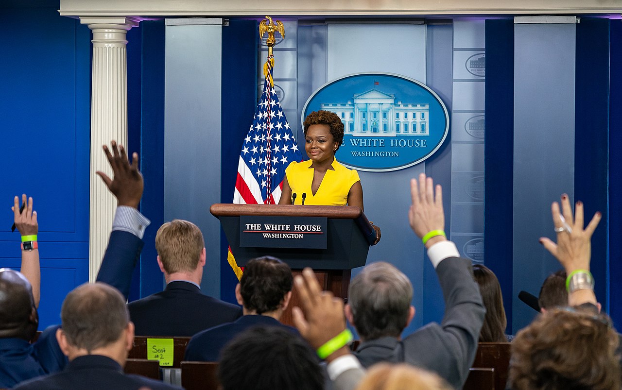 Biden numește prima femeie de culoare și prima lesbiană în funcția de purtător de cuvânt la Casa Albă. Karine Jean-Pierre: „Sunt tot ceea ce Donald Trump urăște”