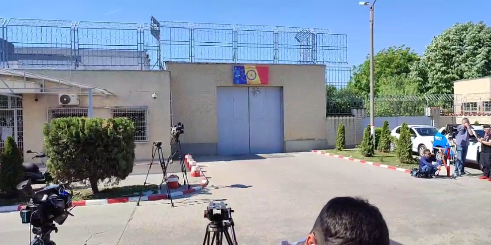 VIDEO LIVE | Piedone s-a predat la Secția de Poliție din Bragadiru și urmează să fie dus la Penitenciarul Rahova, după ce a fost condamnat la 4 ani de închisoare în dosarul Colectiv