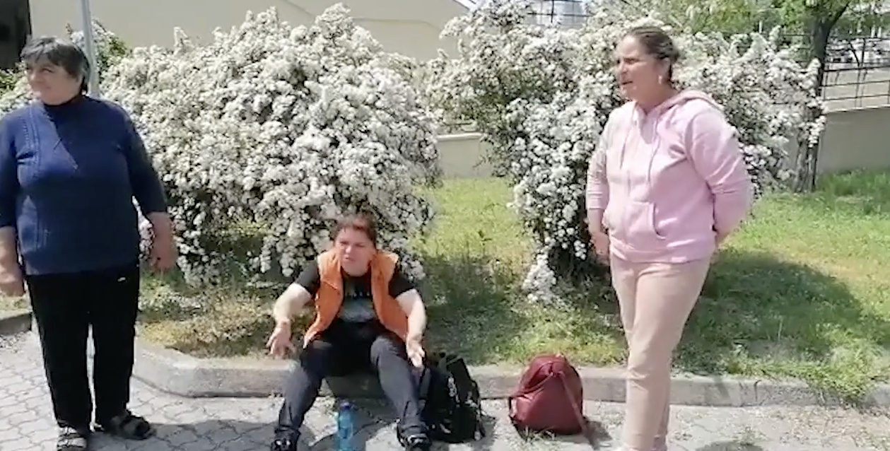 Crimele din Caracal. Mama Alexandrei Măceșanu, în fața Tribunalului Olt: „Tot pe noi ne amendează?”