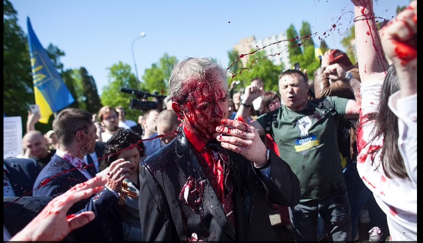 FOTO – VIDEO | Ambasadorul Rusiei în Polonia, stropit cu vopsea roșie, în timp ce depunea o coroană de flori la cimitirul soldaților sovietici