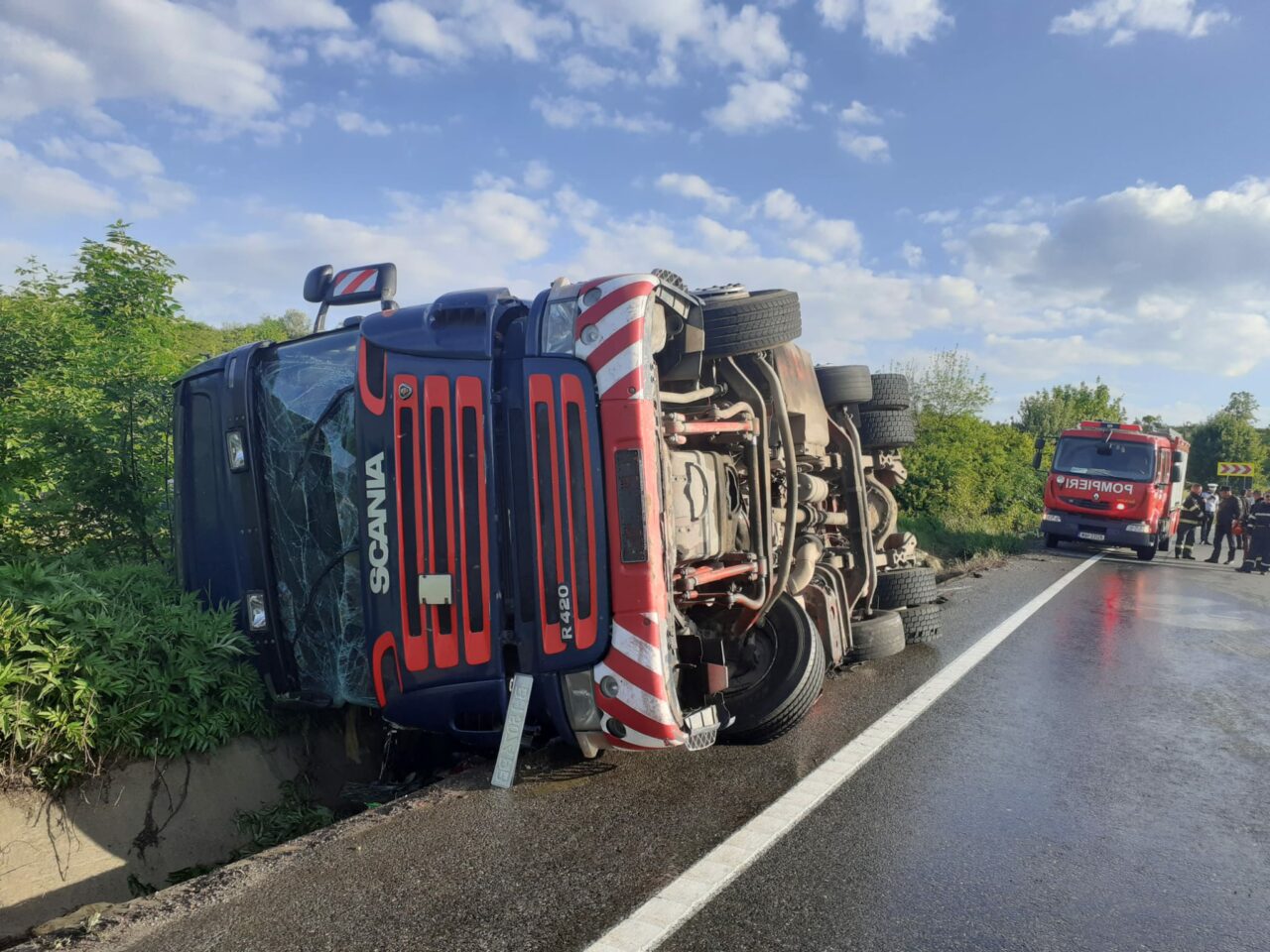 FOTO | Un TIR înmatriculat în Ucraina s-a răsturnat pe un drum din județul Vaslui. În ce stare este șoferul