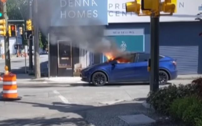 VIDEO | Un şofer a fost la un pas de moarte după ce maşina sa Tesla a luat foc din senin