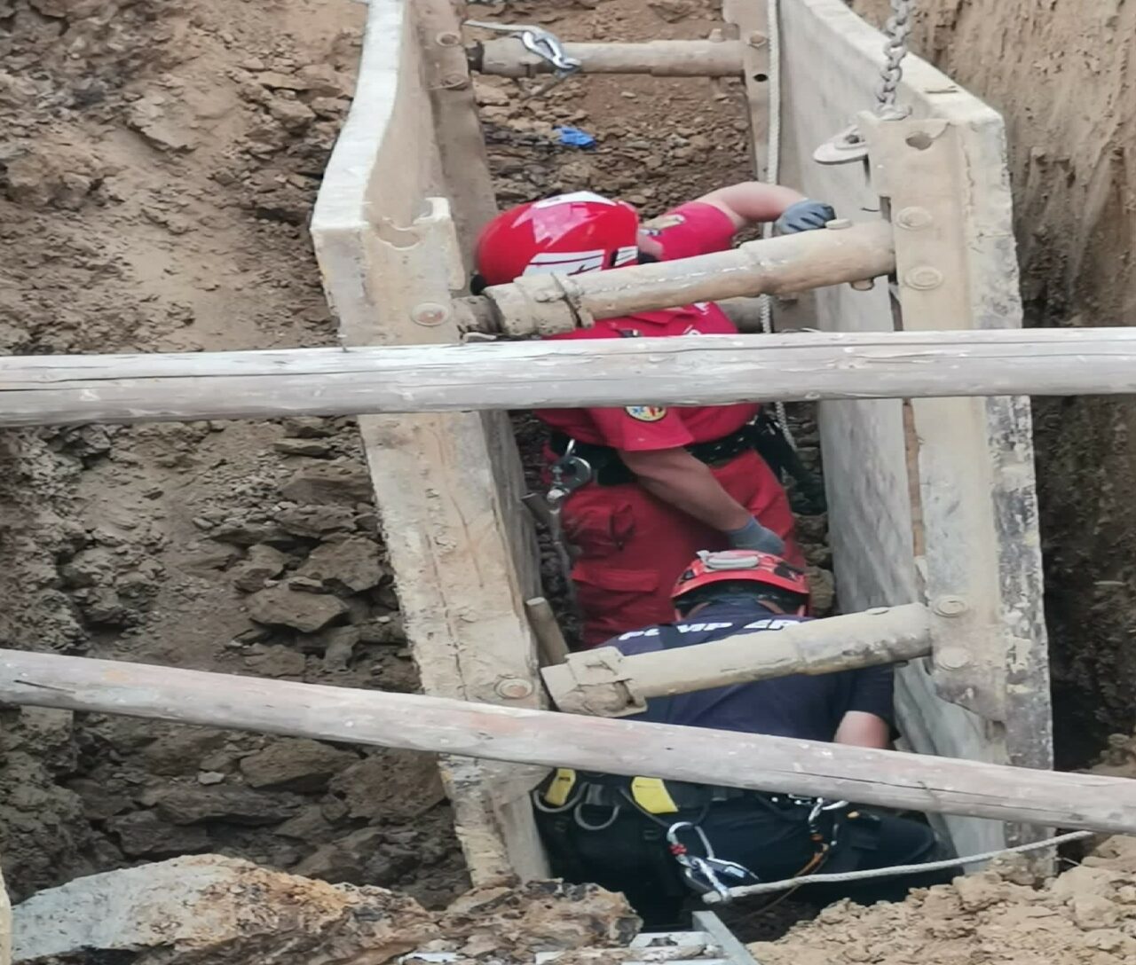Satu Mare: Un muncitor a murit după ce a fost îngropat de un mal de pământ